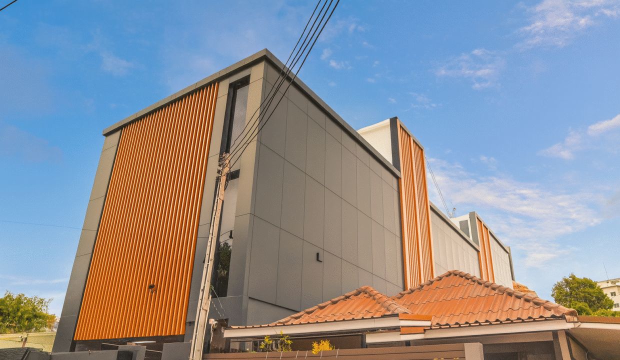 Bâtiment moderne et maison traditionnelle