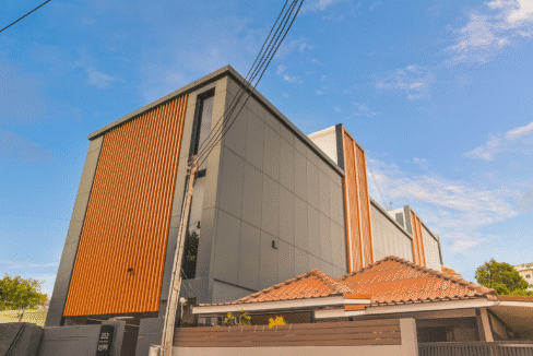 Bâtiment moderne et maison traditionnelle