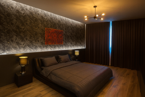 Chambre moderne aux tons sombres et chauds