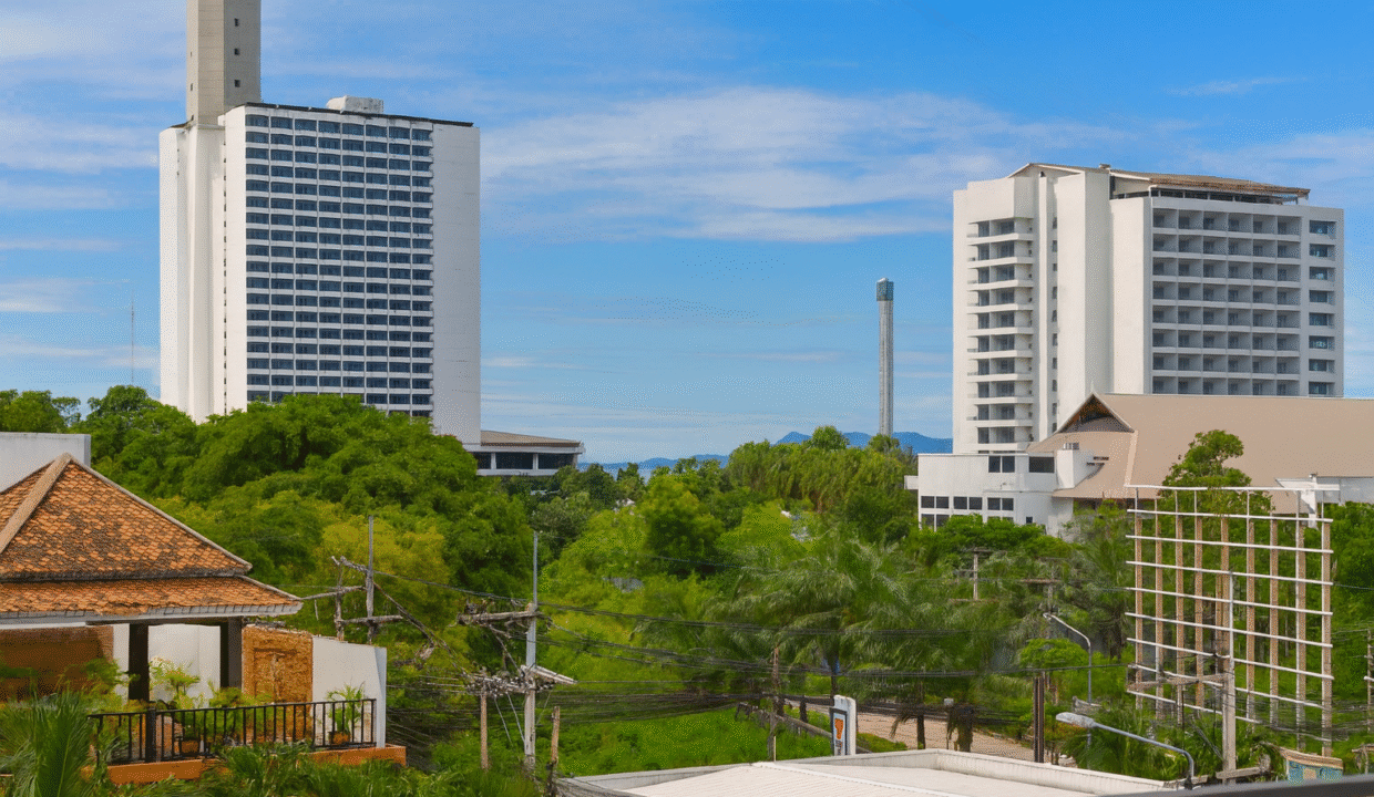 Paysage urbain et mer lointaine