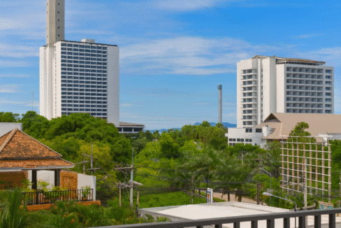 Paysage urbain et mer lointaine