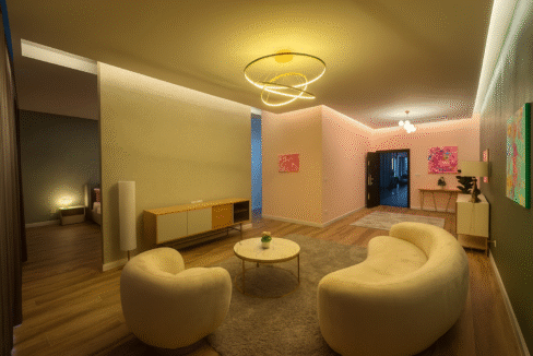 Salon moderne aux accents dorés